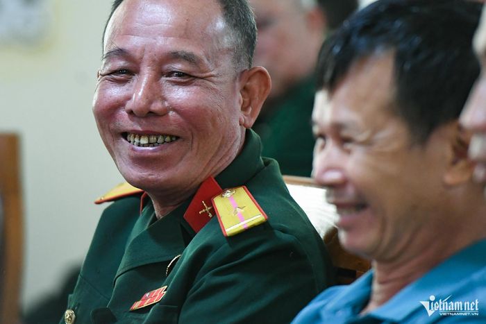 Niềm vui ánh lên trên gương mặt những cựu chiến binh khi sự hy sinh, cống hiến của họ vẫn luôn được các thế hệ hôm nay trân trọng và ghi nhớ. Ảnh: Thạch Thảo