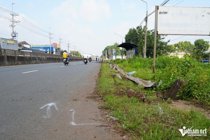 Hiện trường nơi xe khách va chạm với hộ lan trên Quốc lộ 1. Ảnh: Hoàng Anh