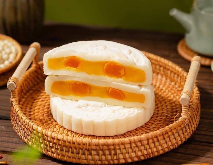 Bánh dẻo nhân trứng muối. Ảnh: Nguyễn Huyền