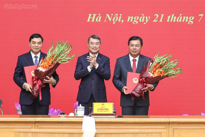Thủ tướng Lê Minh Hưng trao quyết định và chúc mừng quyền Bộ trưởng Nội vụ Nguyễn Tiến Hải và Thứ trưởng thường trực Bộ Dân tộc và Tôn giáo Nguyễn Hoài Anh. Ảnh: Nhật Bắc