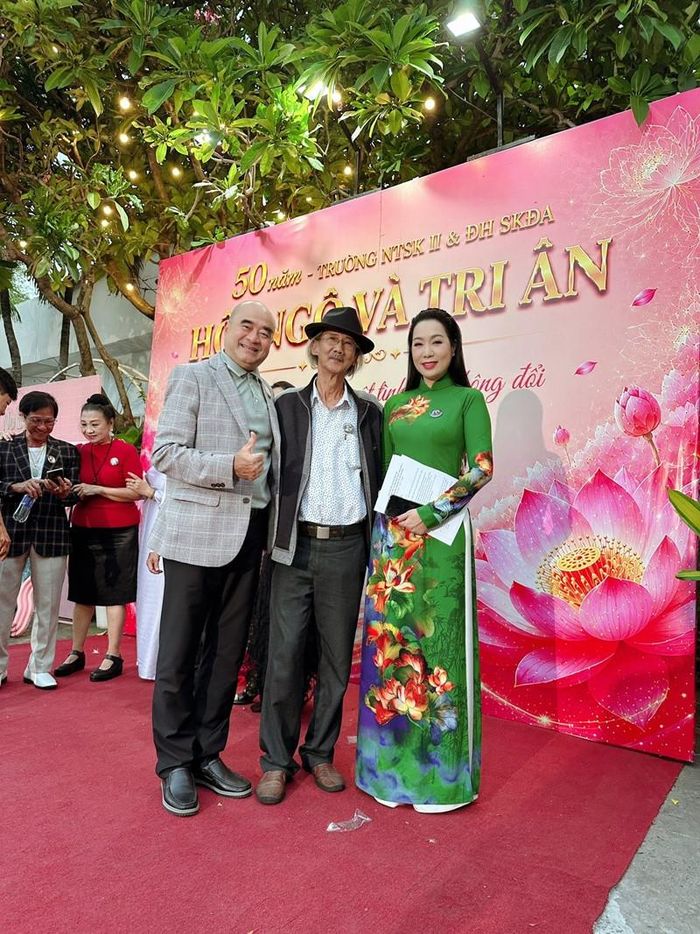 Đạo diễn Nhâm Minh Hiền và Trịnh Kim Chi cùng ôn lại kỷ niệm trong ngày họp mặt 50 năm Trường Nghệ thuật Sân khấu 2 và Đại học Sân khấu - Điện ảnh TPHCM, xúc động khi gặp lại thầy cô, bạn bè cũ.