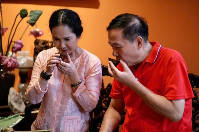 NSND Lan Hương vui vẻ khoe khoảnh khắc đời thường bên chồng.