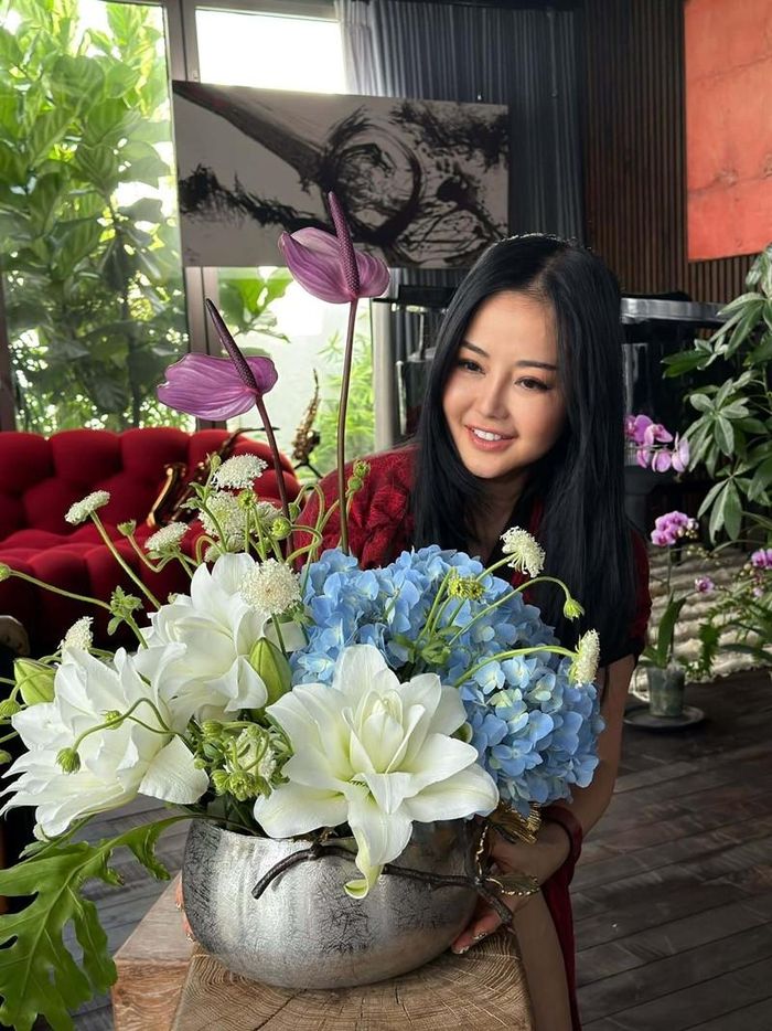 Diva Hồng Nhung bên lẵng hoa tự cắm.