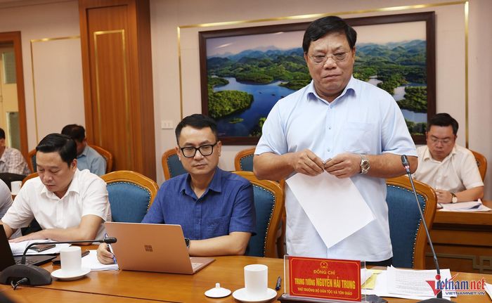 Thứ trưởng Bộ Dân tộc và Tôn giáo Nguyễn Hải Trung phát biểu kết luận buổi làm việc.