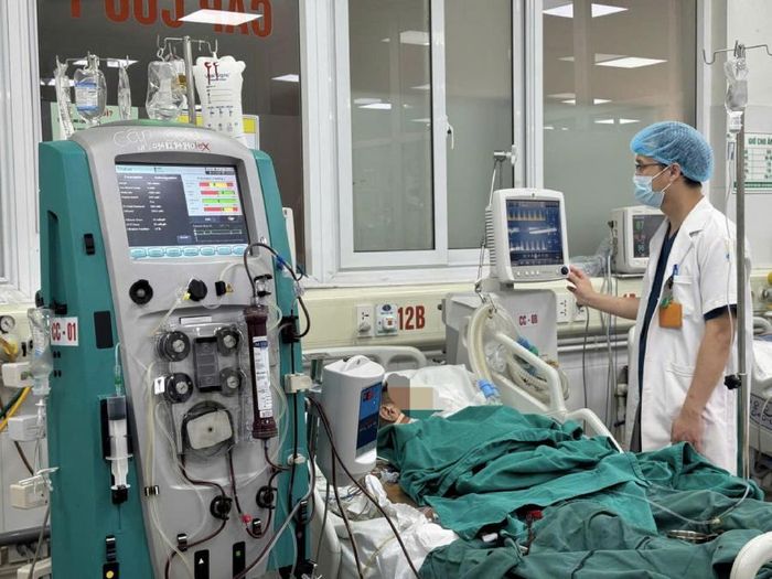 Bác sĩ cấp cứu bệnh nhân. Ảnh: BVCC.