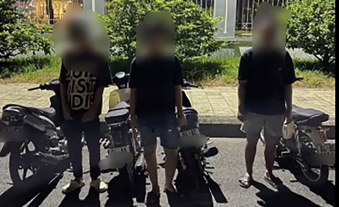 Những thanh thiếu niên có hành vi chạy xe tốc độ cao, nẹt pô bị bắt giữ cùng phương tiện. Ảnh: CSGT