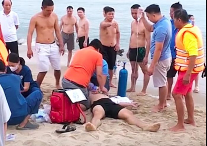 Nhóm y, bác sĩ Bệnh viện Đa khoa Tuyên Quang phối hợp nhịp nhàng cùng lực lượng chức năng địa phương ép tim, bóp bóng, truyền nước cứu nạn nhân. Ảnh: Chụp màn hình