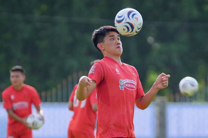Đình Bắc không bị AFC treo giò, vì thế anh được đá trận ra quân cùng tuyển Việt Nam.
