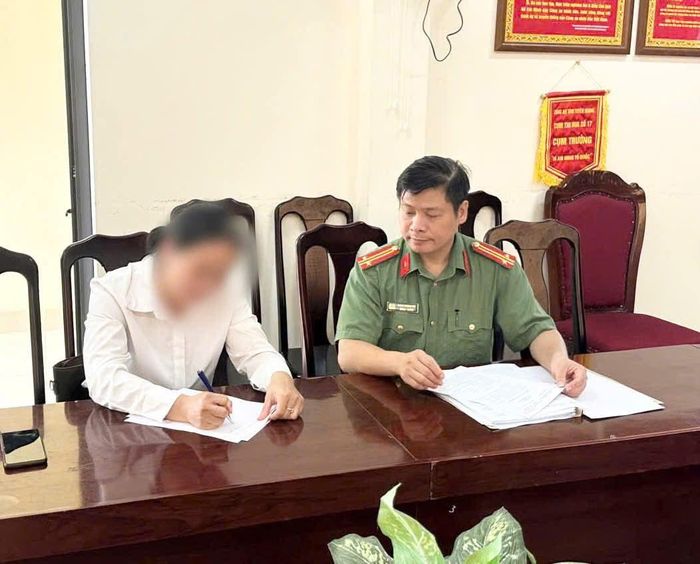 Bà H.T.G. làm việc với cơ quan công an. Ảnh: CACC