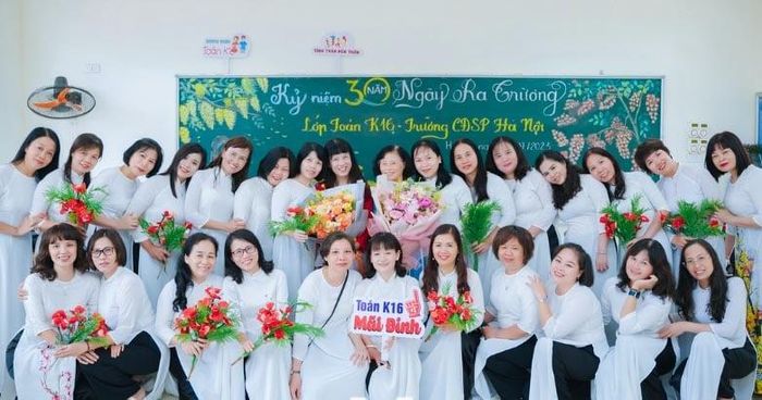 Mỗi cuộc hội ngộ thực sự trở thành nơi lưu giữ, vun đắp tình thầy, nghĩa bạn.