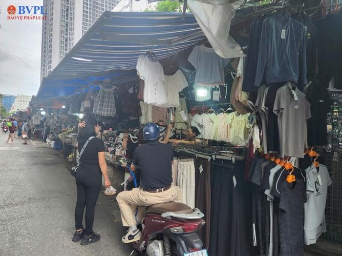 Người dân mua bán tại Chợ Nhà Xanh.