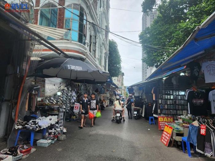 Nhiều tiểu thương vẫn bầy hàng ra lòng đường, khiến việc đi lại của người dân gặp khó khăn, nhất là vào giờ cao điểm.