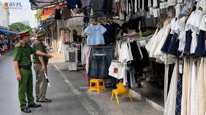Phường Cầu Giấy quyết liệt lập lại trật tự quanh khu vực chợ Nhà Xanh.