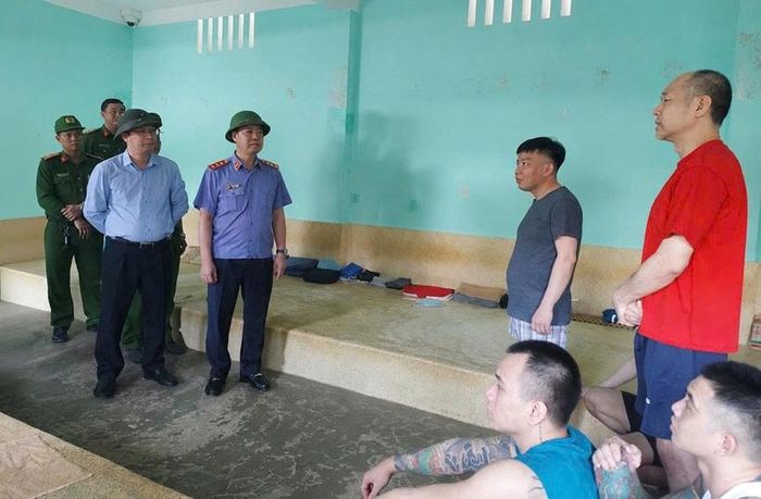 Đồng chí Trần Hải Quân - Phó Viện trưởng VKSND tối cao và đồng chí Cao Xuân Thạo - Phó Chủ tịch Ủy ban Trung ương Mặt trận Tổ quốc Việt Nam kiểm tra việc chấp hành pháp luật tại Trại tạm giam Công an tỉnh Gia Lai.