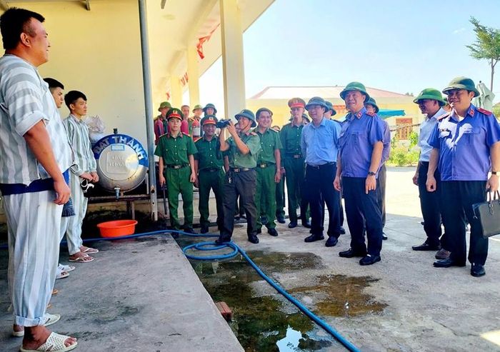Đoàn công tác tiến hành kiểm tra việc chấp hành pháp luật tại trại tạm giam số 02 Công an tỉnh Gia Lai.