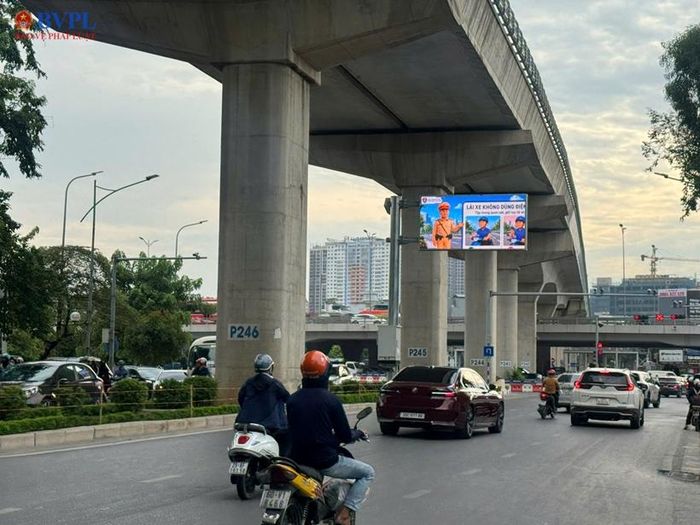Màn hình LED thông minh giúp người dân cập nhật ùn tắc ngay trên đường.