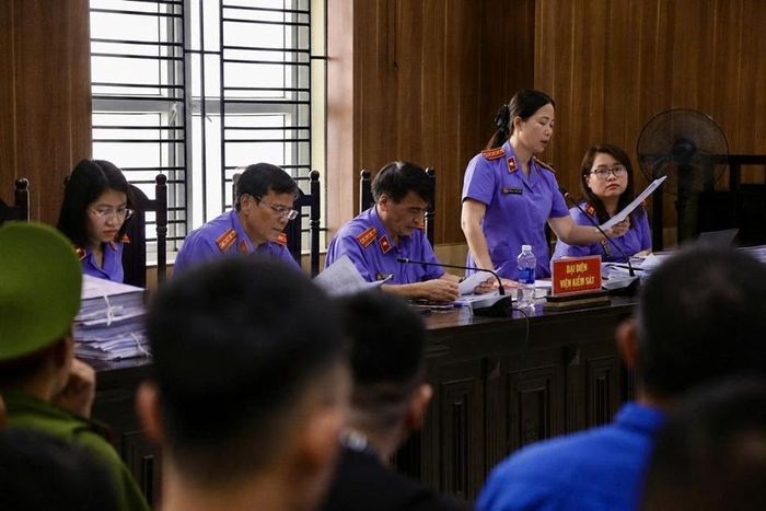 Kiểm sát viên Phòng Công tố và Kiểm sát điều tra, Kiểm sát xét xử sơ thẩm án an ninh, ma túy, thực hành quyền công tố, kiểm sát xét xử tại phiên tòa.