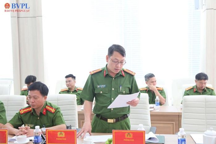 Đại diện các đơn vị Công an thành phố Đồng Nai báo cáo tại Hội nghị.