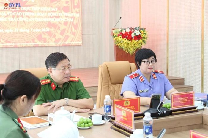 Đồng chí Đại tá Lâm Văn Long, Phó Giám đốc Công an thành phố Đồng Nai và đồng chí Mai Thị Nam, Ủy viên Ban chấp hành Đảng bộ VKSND tối cao, Kiểm sát viên cao cấp, Vụ trưởng Vụ 12 VKSND tối cao.