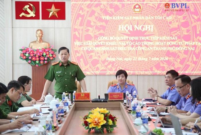 Đồng chí Đại tá Lâm Văn Long, Phó Giám đốc Công an thành phố Đồng Nai phát biểu tại Hội nghị.