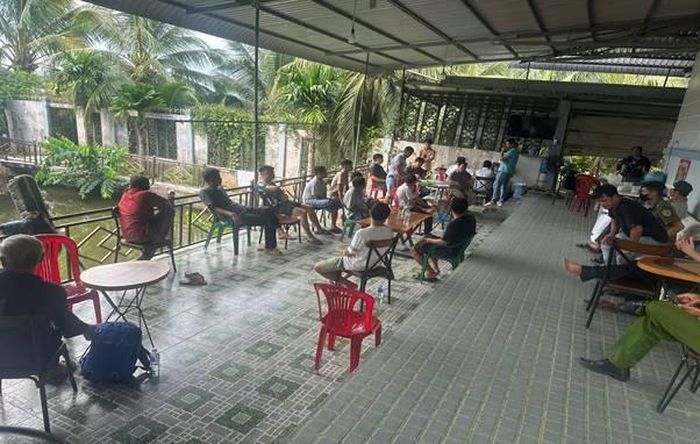Hiện trường các đối tượng đang tham gia đánh bạc tại nhà Phan Thanh Khiết khi Công an đến kiểm tra. (Ảnh:CACC)