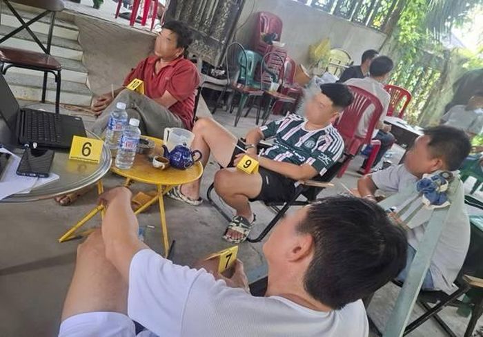 Hiện trường lực lượng Công an bắt quả tang các đối tượng đang tham gia đánh bạc tại nhà ông Phan Thanh Khiết. (Ảnh:CACC)