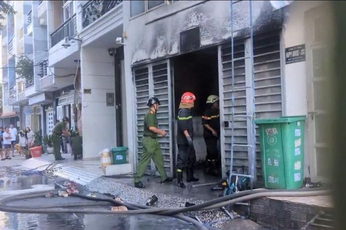 Cảnh sát PCCC và CNCH Công an TP HCM cùng các đơn vị nghiệp vụ khám nghiệm hiện trường vụ cháy.