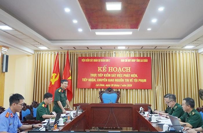 Đồng chí Thượng tá Đỗ Minh Hưởng, Phó Viện trưởng VKSQS Quân khu 2 - Trưởng đoàn phát biểu.
