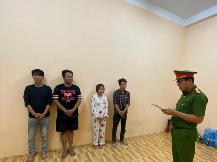 Điều tra viên thi hành Lệnh tạm giam đối với các đối tượng. (Ảnh:CACC)