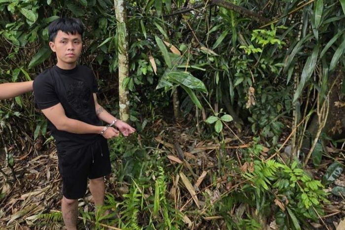 Đối tượng chỉ nơi cất giấu hung khí gây án. Ảnh: CAPT