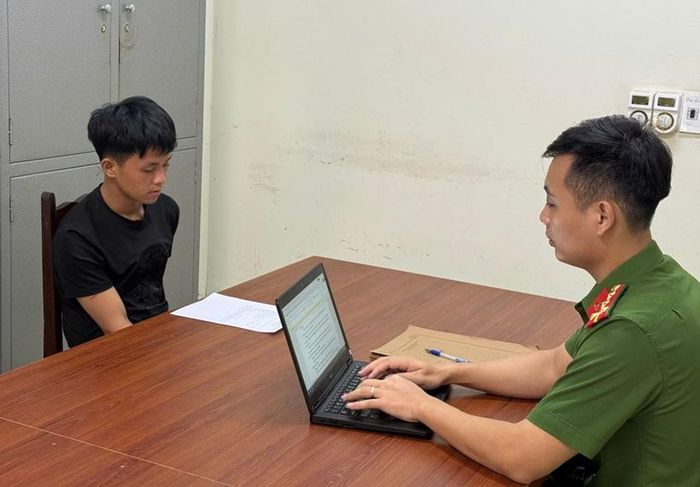 Cơ quan điều tra lấy lời khai Sơn. Ảnh: CAPT