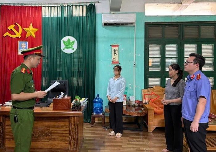 Cơ quan điều tra tống đạt các quyết định tố tụng đối với bị can (mũi tên đỏ). Ảnh: CABN