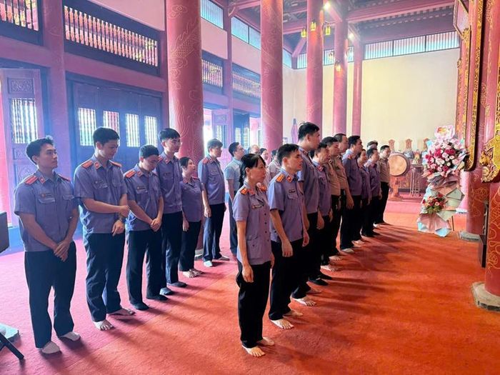 Đồng chí Phạm Đức Hoành, Bí thư chi bộ, Viện trưởng cùng tập thể công chức, người lao động VKSND, Tòa án nhân dân, Phòng Thi hành án dân sự khu vực 8, tỉnh Hưng Yên tưởng niệm, tri ân các Anh hùng Liệt sĩ.