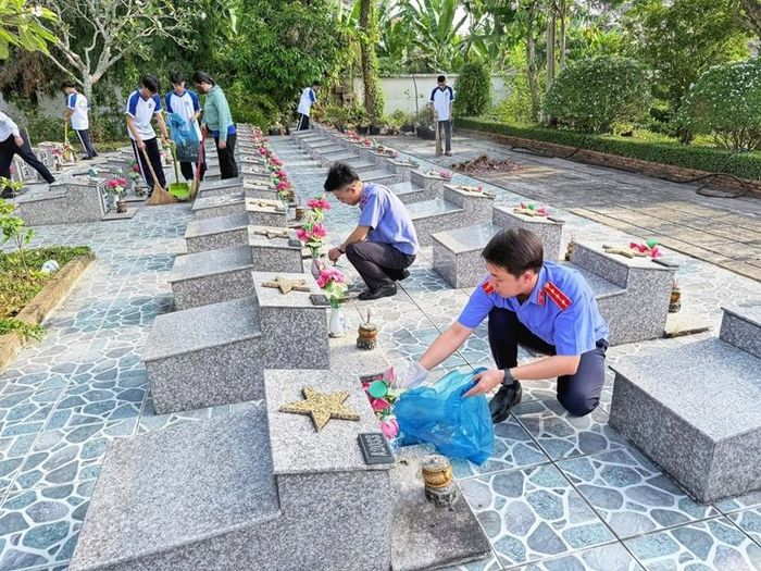 Đoàn viên VKSND Khu vực 4 - Cần Thơ tại hoạt động “Vệ sinh Nghĩa trang liệt sỹ” chào mừng kỷ niệm 51 năm Ngày Giải phóng miền Nam thống nhất đất nước (30/4/1975 - 30/4/2026) và 136 năm Ngày sinh Chủ tịch Hồ Chí Minh (19/5/1890 - 19/5/2026)