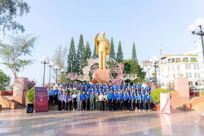 Đoàn cơ sở VKSND thành phố Cần Thơ tham gia hoạt động Dâng hương tại Tượng đài Chủ tịch Hồ Chí Minh tại Bến Ninh Kiều, TP Cần Thơ do Đoàn các cơ quan Đảng thành phố tổ chức tháng 4/2026