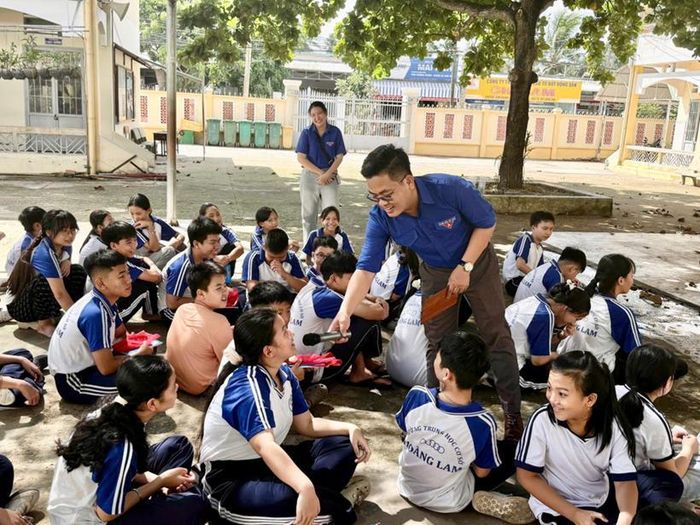 Tuyên truyền pháp luật tại Trường THCS Hoàng Lam.