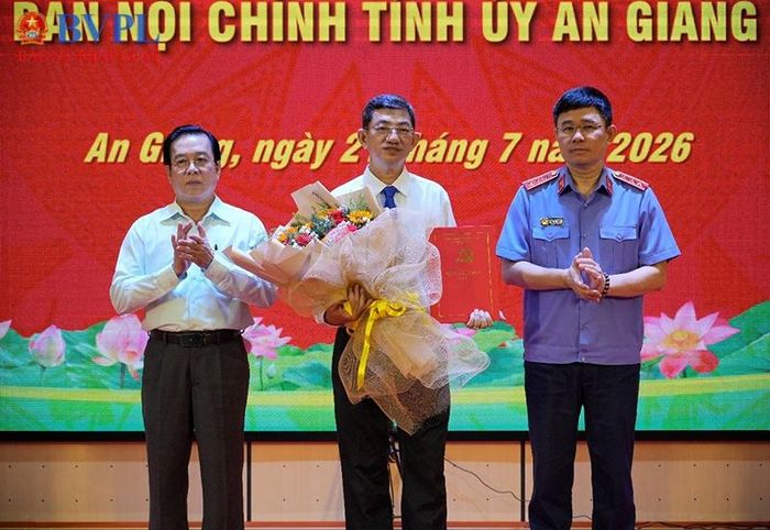 Đồng chí Nguyễn Đức Thái - Phó Viện trưởng VKSND tối cao và đồng chí Phạm Hoàng Nam - Trưởng Ban Tổ chức Tỉnh ủy An Giang trao Quyết định bổ nhiệm chức vụ Phó Trưởng Ban Nội chính Tỉnh ủy An Giang cho đồng chí Nguyễn Ngọc Phúc.