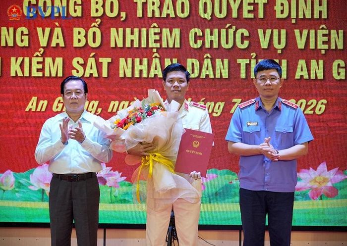 Đồng chí Kiều Hoài Phong nhận hoa chúc mừng và Quyết định bổ nhiệm chức vụ Viện trưởng VKSND tỉnh An Giang từ lãnh đạo VKSND tối cao và Tỉnh ủy An Giang.