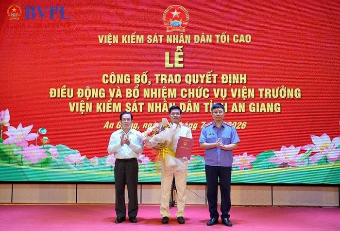 Đồng chí Nguyễn Đức Thái - Phó Viện trưởng VKSND tối cao và đồng chí Phạm Hoàng Nam - Trưởng Ban Tổ chức Tỉnh ủy An Giang trao Quyết định điều động, bổ nhiệm và tặng hoa đồng chí Kiều Hoài Phong giữ chức vụ Viện trưởng VKSND tỉnh An Giang.