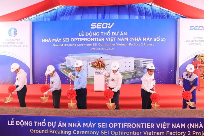Các đại biểu thực hiện nghi thức động thổ dự án.