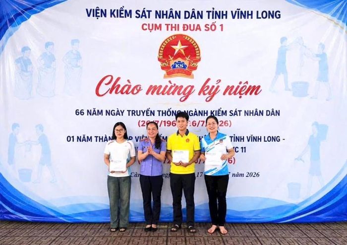 Hình ảnh trao giải thưởng cho các đơn vị.
