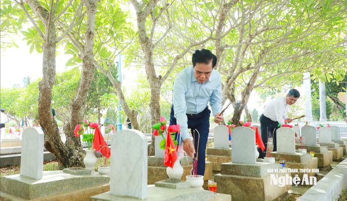 Chủ tịch UBND tỉnh Võ Trọng Hải thắp hương tại phần mộ các liệt sĩ. Ảnh: Thành Duy