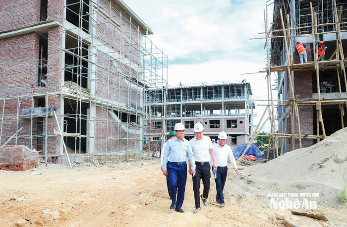 Chủ tịch UBND tỉnh đến kiểm tra dự án xây dựng Trường Phổ thông nội trú liên cấp Tiểu học và Trung học cơ sở xã Anh Sơn.