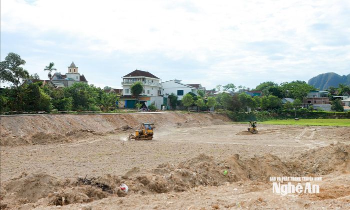 Máy móc thi công mặt bằng Khu tái định cư phục vụ dự án mở rộng Nghĩa trang liệt sĩ Việt - Lào. Ảnh: Thành Duy