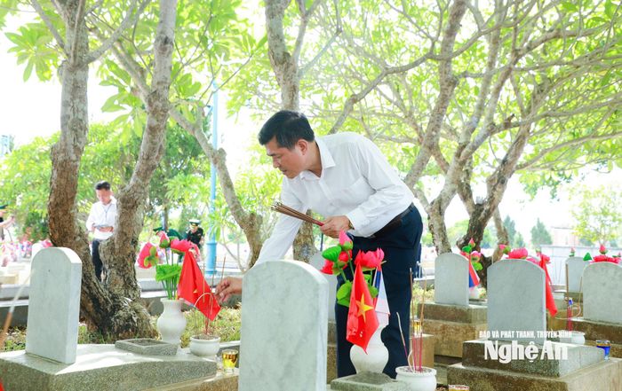 Phó Chủ tịch UBND tỉnh Thái Văn Thành thắp hương tại phần mộ các liệt sĩ. Ảnh: Thành Duy