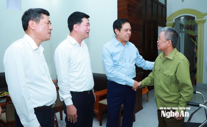 Chủ tịch UBND tỉnh Võ Trọng Hải và đoàn công tác đến thăm ông Nguyễn Văn Cơ, thôn Phúc Sơn 1, xã Anh Sơn. Ảnh: Thành Duy