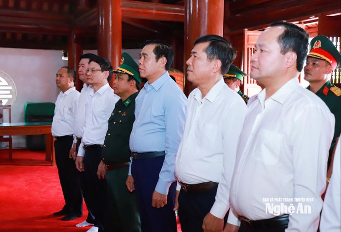Các đại biểu về dâng hoa, dâng hương tại Nhà thờ Bác Hồ và các Anh hùng liệt sĩ thuộc Nghĩa trang liệt sĩ Việt - Lào. Ảnh: Thành Duy