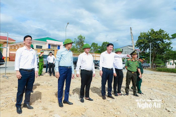 Lãnh đạo xã Anh Sơn báo cáo với Chủ tịch UBND tỉnh Võ Trọng Hải và đoàn công tác về Khu tái định cư phục vụ dự án mở rộng Nghĩa trang liệt sĩ Việt - Lào. Ảnh: Thành Duy
