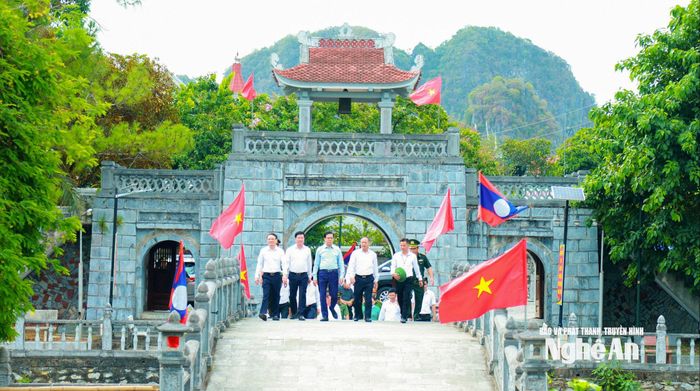 Chủ tịch UBND tỉnh Võ Trọng Hải và đoàn đại biểu về dâng hoa, dâng hương tại Nghĩa trang liệt sĩ Việt - Lào. Ảnh: Thành Duy