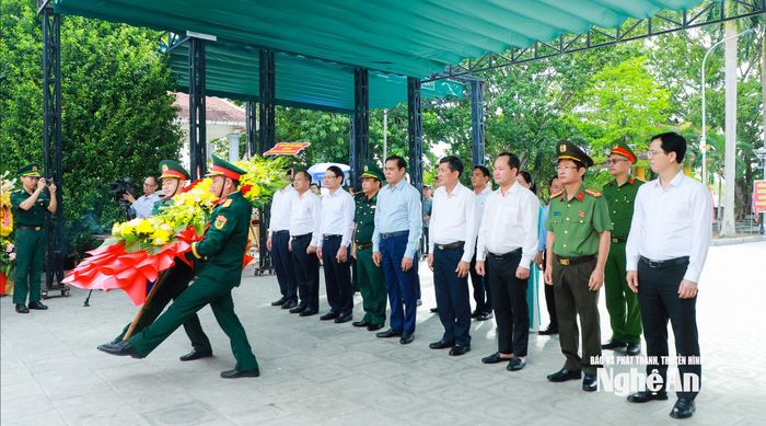 Các đại biểu về dâng hoa, dâng hương trước Tượng đài các Anh hùng liệt sĩ tại Nghĩa trang liệt sĩ Việt - Lào. Ảnh: Thành Duy